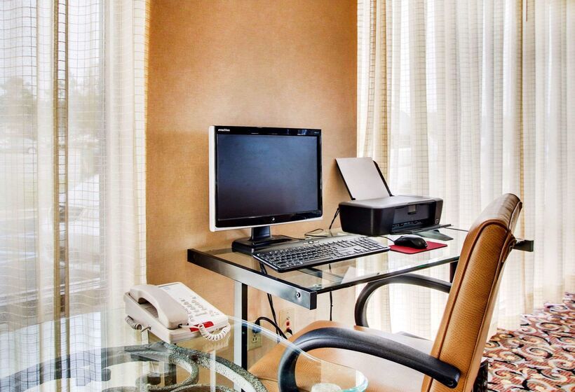 Отель Quality Inn & Suites