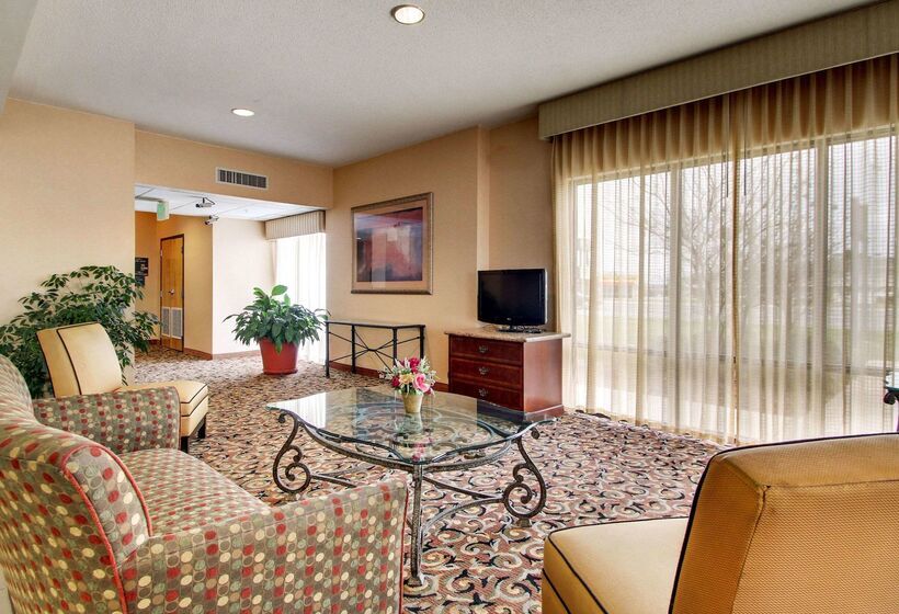 Отель Quality Inn & Suites