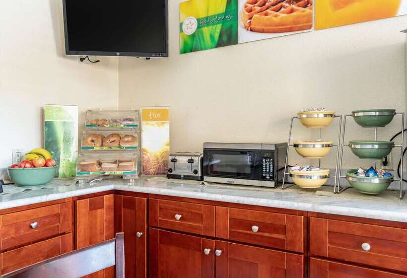 فندق Inn At University