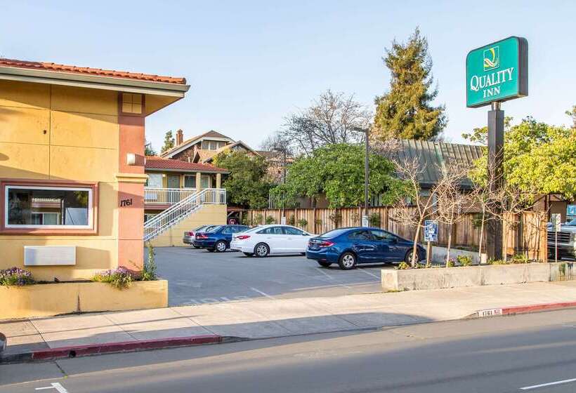 فندق Inn At University