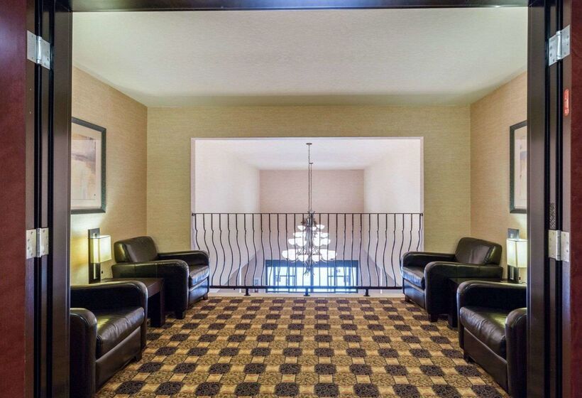 Отель Quality Suites