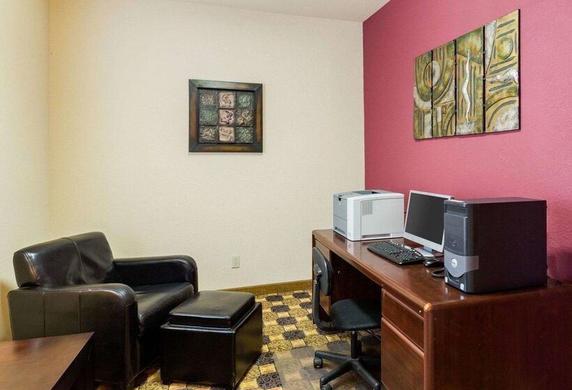 Отель Quality Suites