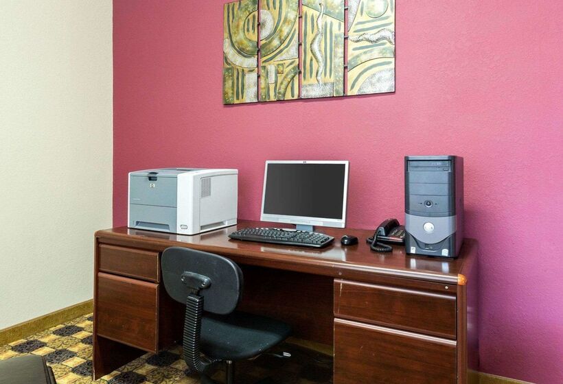 Отель Quality Suites