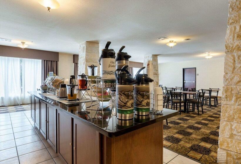 Отель Quality Suites