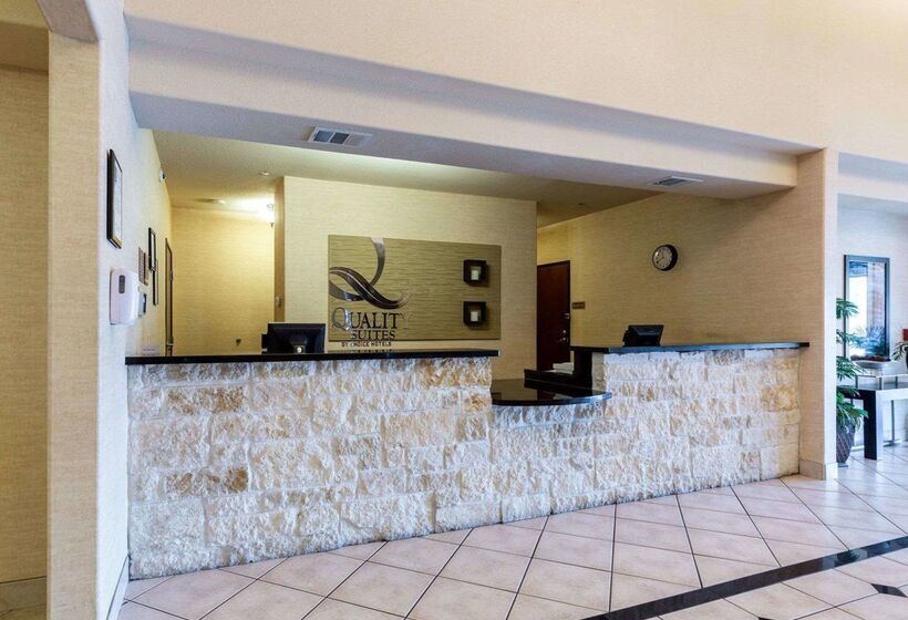 Отель Quality Suites