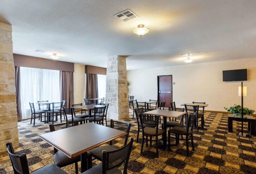 Отель Quality Suites