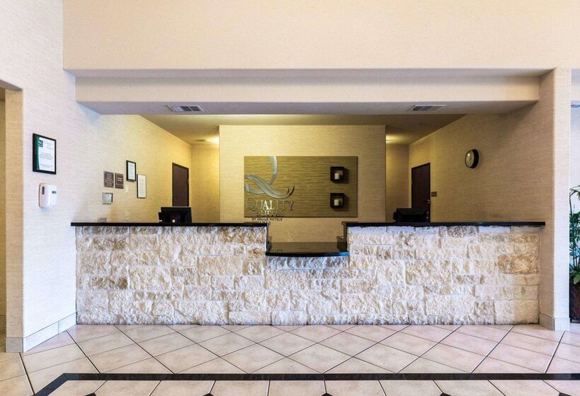 Отель Quality Suites