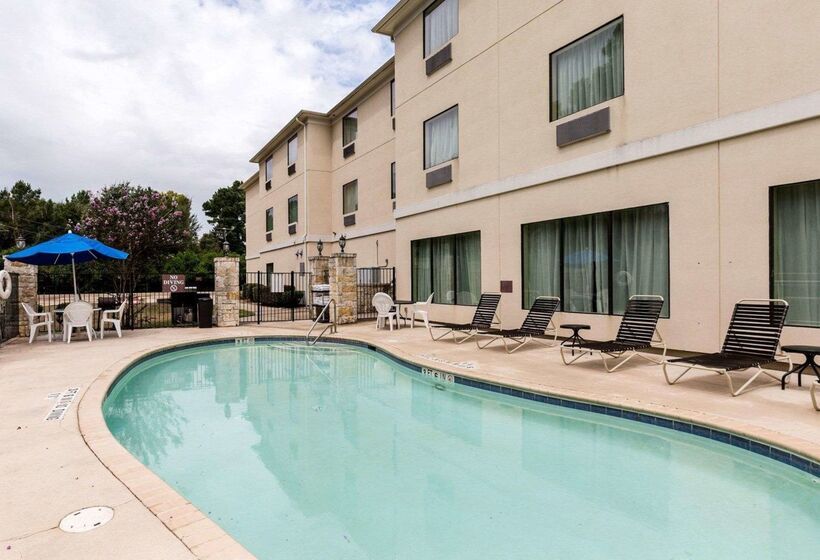 Отель Quality Suites