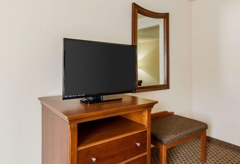 Отель Quality Suites