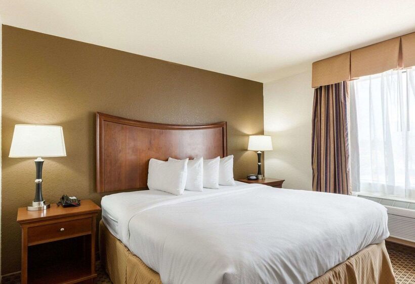 Отель Quality Suites