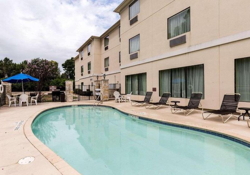 Отель Quality Suites