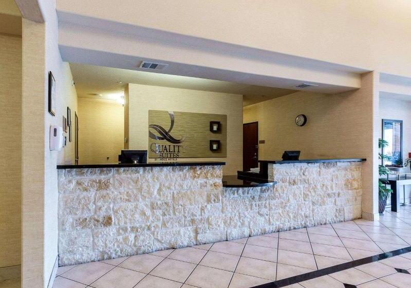 Отель Quality Suites