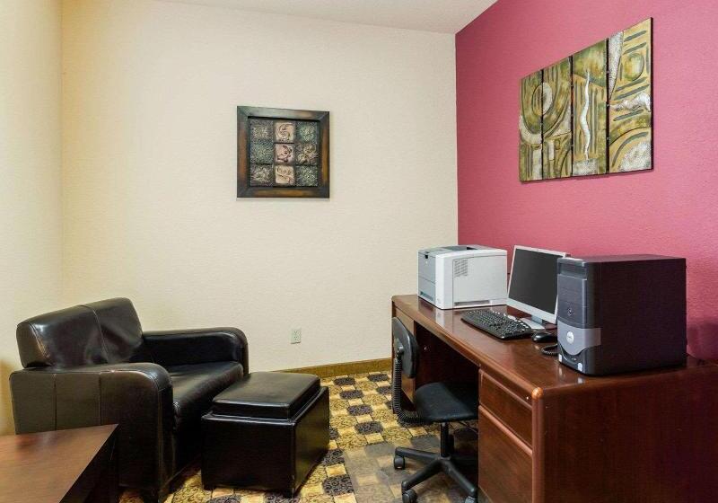 Отель Quality Suites