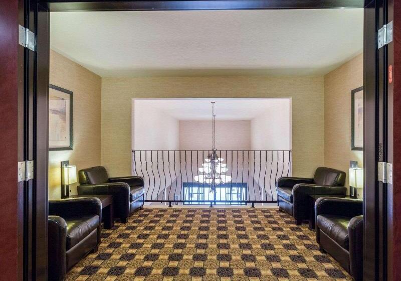 Отель Quality Suites