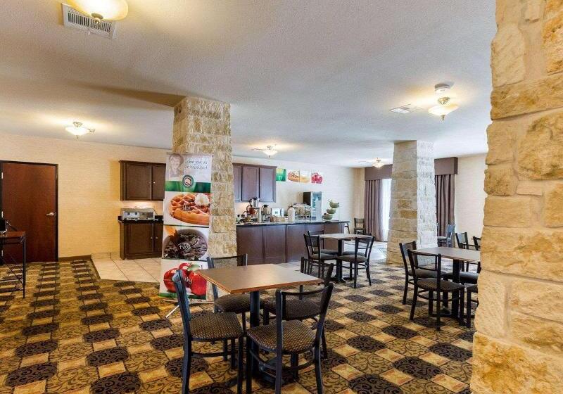 Отель Quality Suites