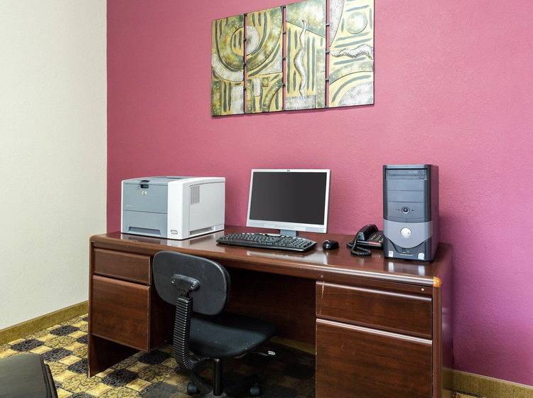 Отель Quality Suites