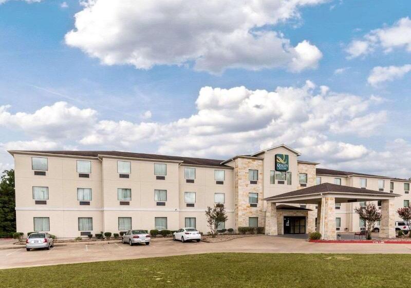 Отель Quality Suites