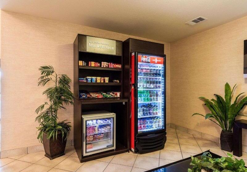 Отель Quality Suites