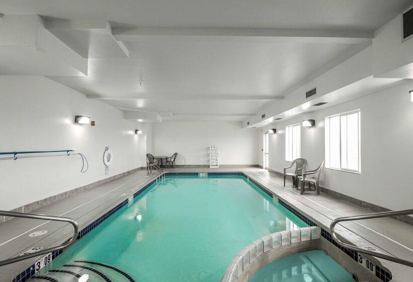 Отель Rodeway Inn & Suites