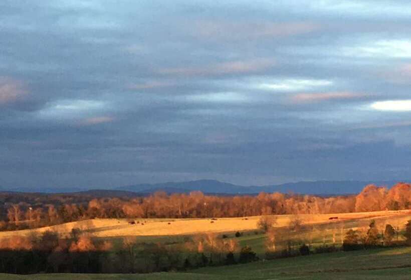 호텔 Round Hill Inn