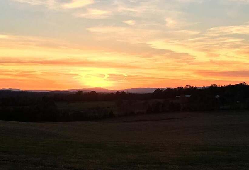 호텔 Round Hill Inn