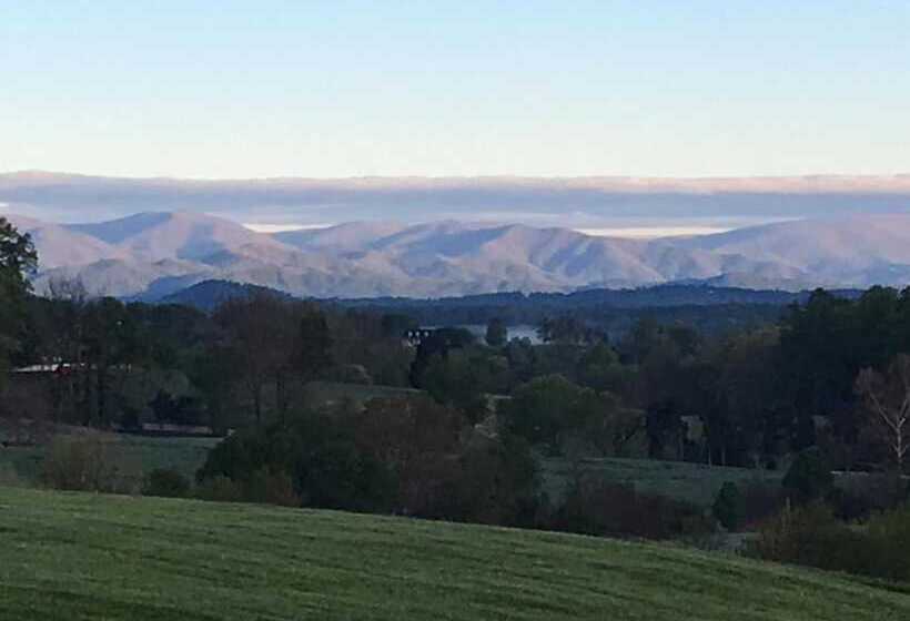 호텔 Round Hill Inn