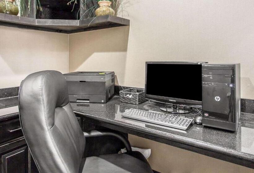 בית מלון כפרי Sleep Inn & Suites West Medical Center