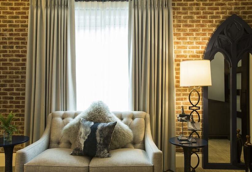 ホテル The Restoration