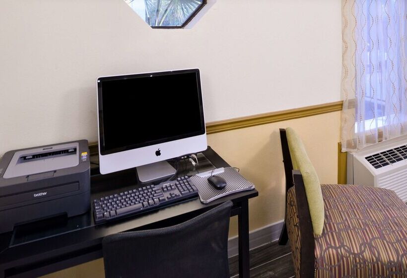 فندق Red Roof Inn & Suites Clinton, Ms