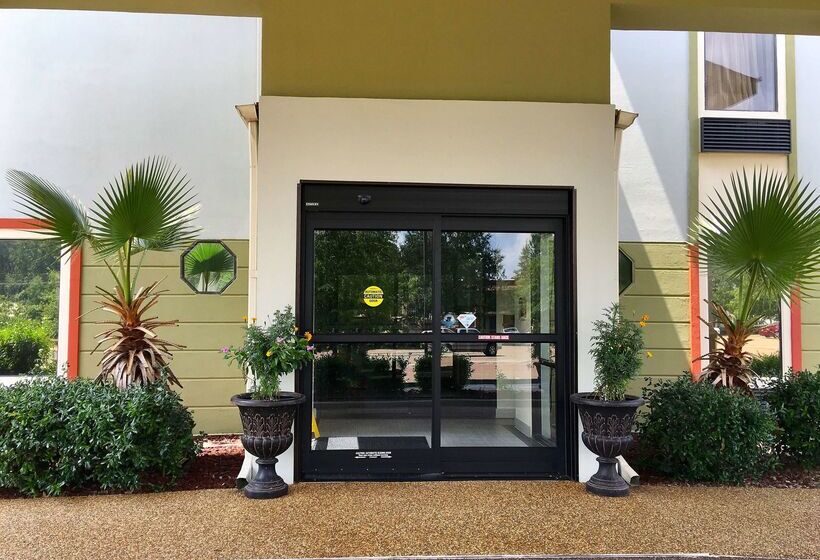 בית מלון כפרי Red Roof Inn & Suites Clinton, Ms