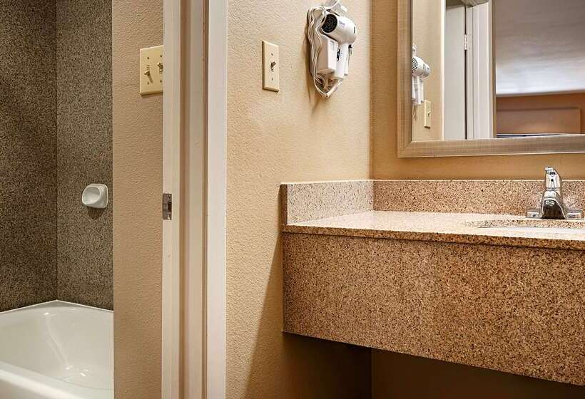 בית מלון כפרי Best Western Cedar Inn