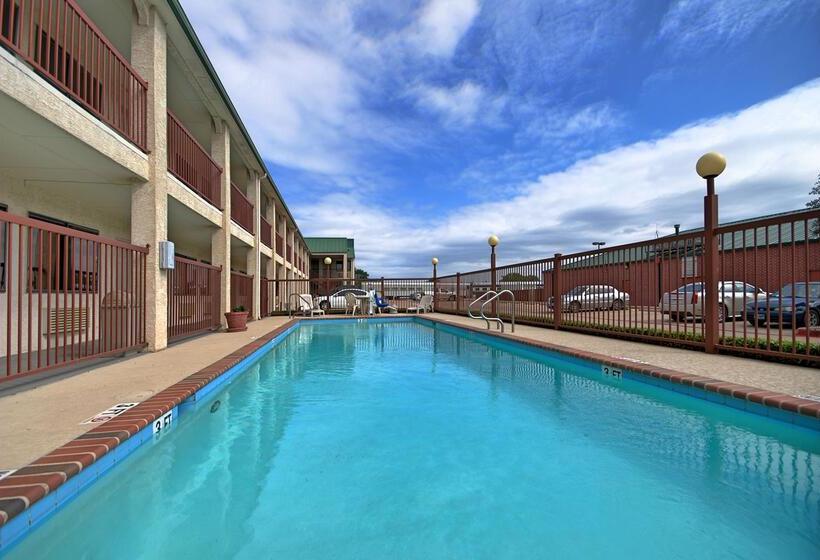 בית מלון כפרי Best Western Cedar Inn