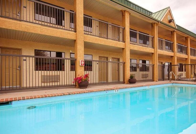 בית מלון כפרי Best Western Cedar Inn