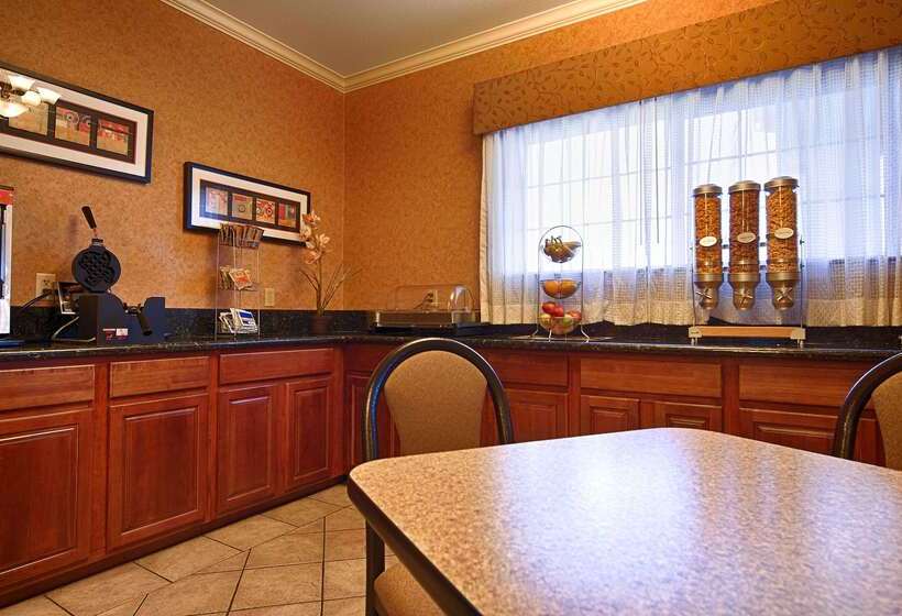 Отель Best Western Inn & Suites   Henrietta