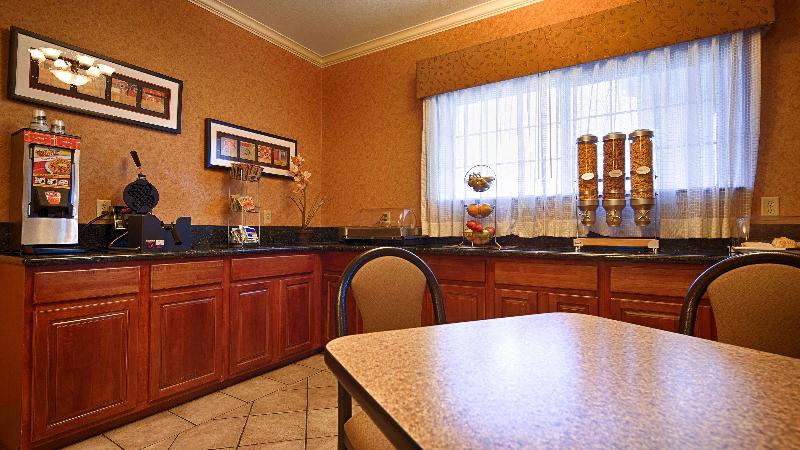 Отель Best Western Inn & Suites   Henrietta