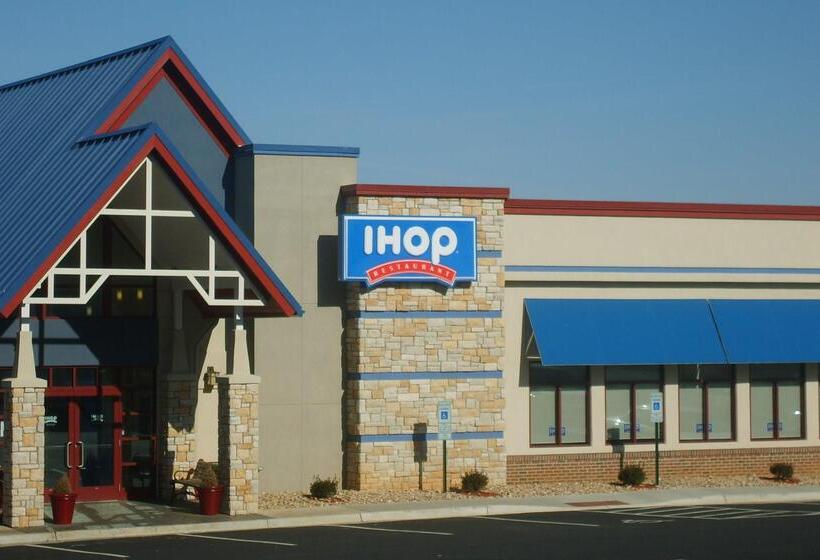 فندق Best Western Plus Crossroads Inn & Suites