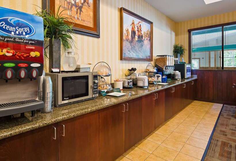 فندق Best Western Plus Crossroads Inn & Suites