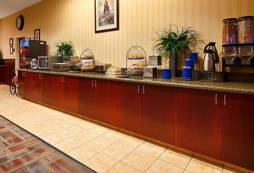 فندق Best Western Plus Crossroads Inn & Suites