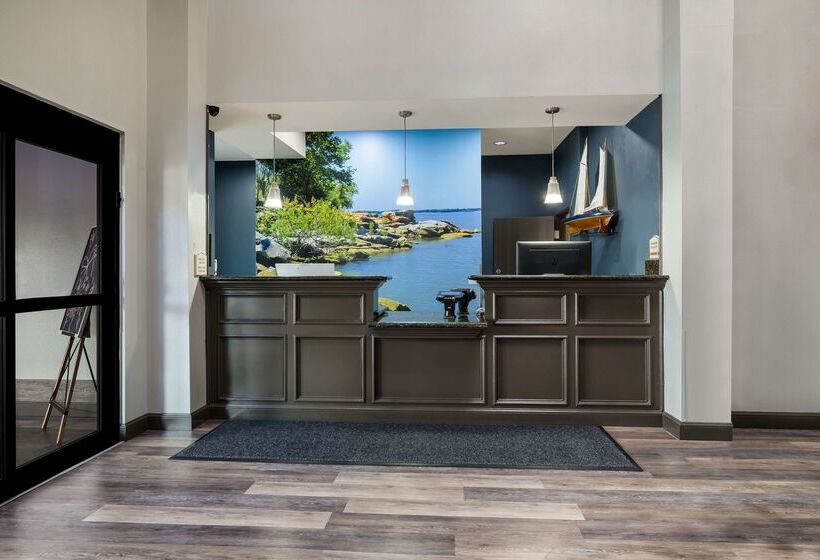 Отель Best Western Plus Lake Dallas Inn & Suites