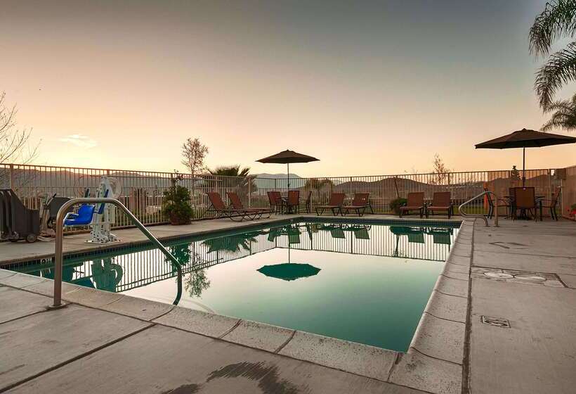 Отель Best Western Plus Lake Elsinore Inn & Suites