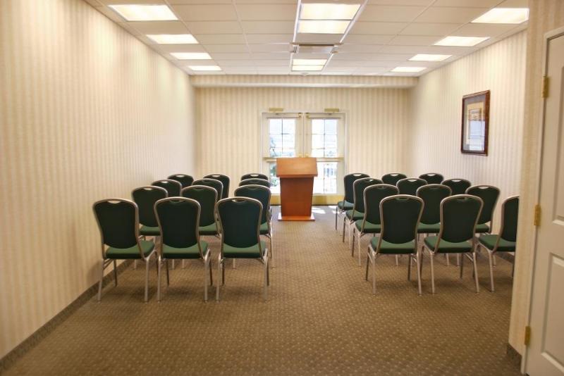 Отель Best Western Plus Lake Elsinore Inn & Suites