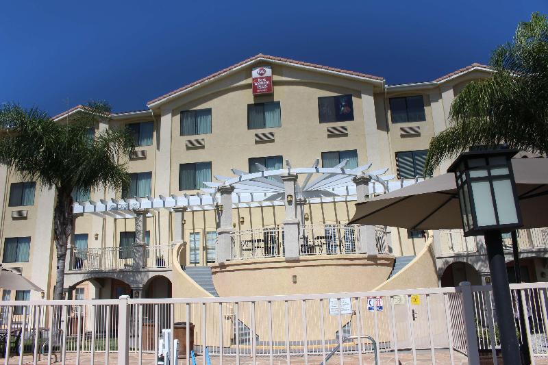 Отель Best Western Plus Lake Elsinore Inn & Suites