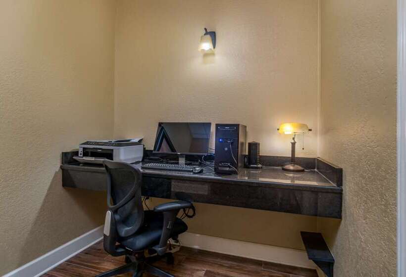 Отель Best Western Plus Shamrock Inn & Suites