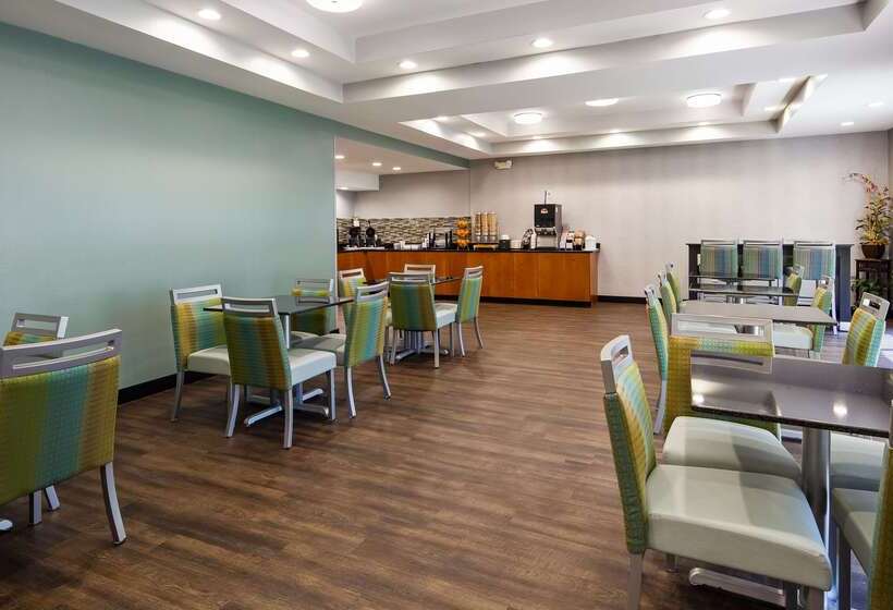 Отель Spark By Hilton Smithfield I 95