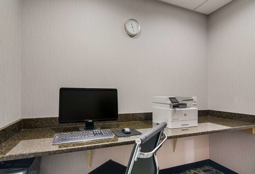 Отель Spark By Hilton Smithfield I 95