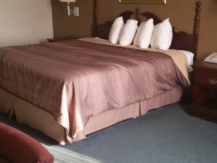 فندق Collins Inn & Suites