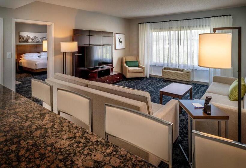 Delta Hotels By Marriott Huntington Mall