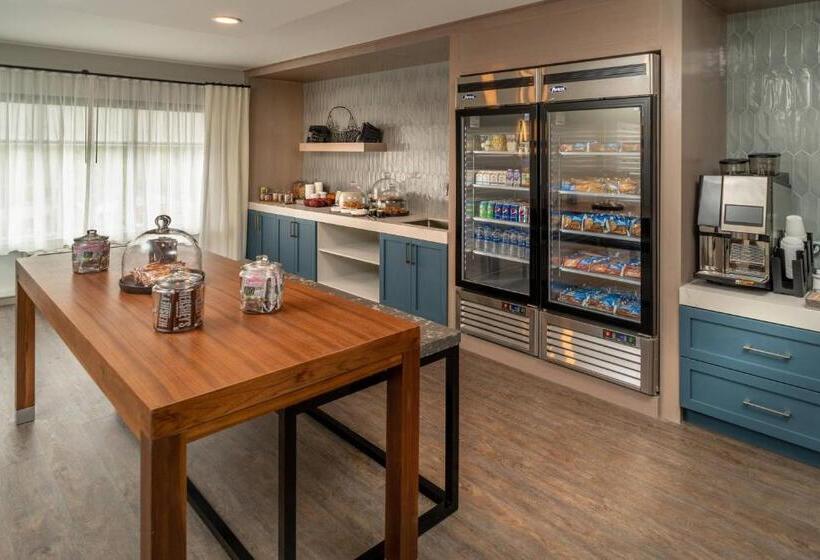 Delta Hotels By Marriott Huntington Mall