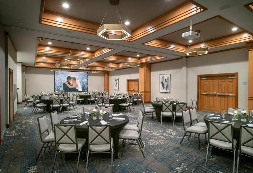 Delta Hotels By Marriott Huntington Mall