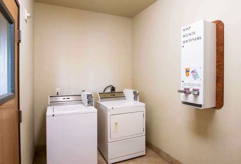 Отель Econo Lodge Inn & Suites Bridgeport